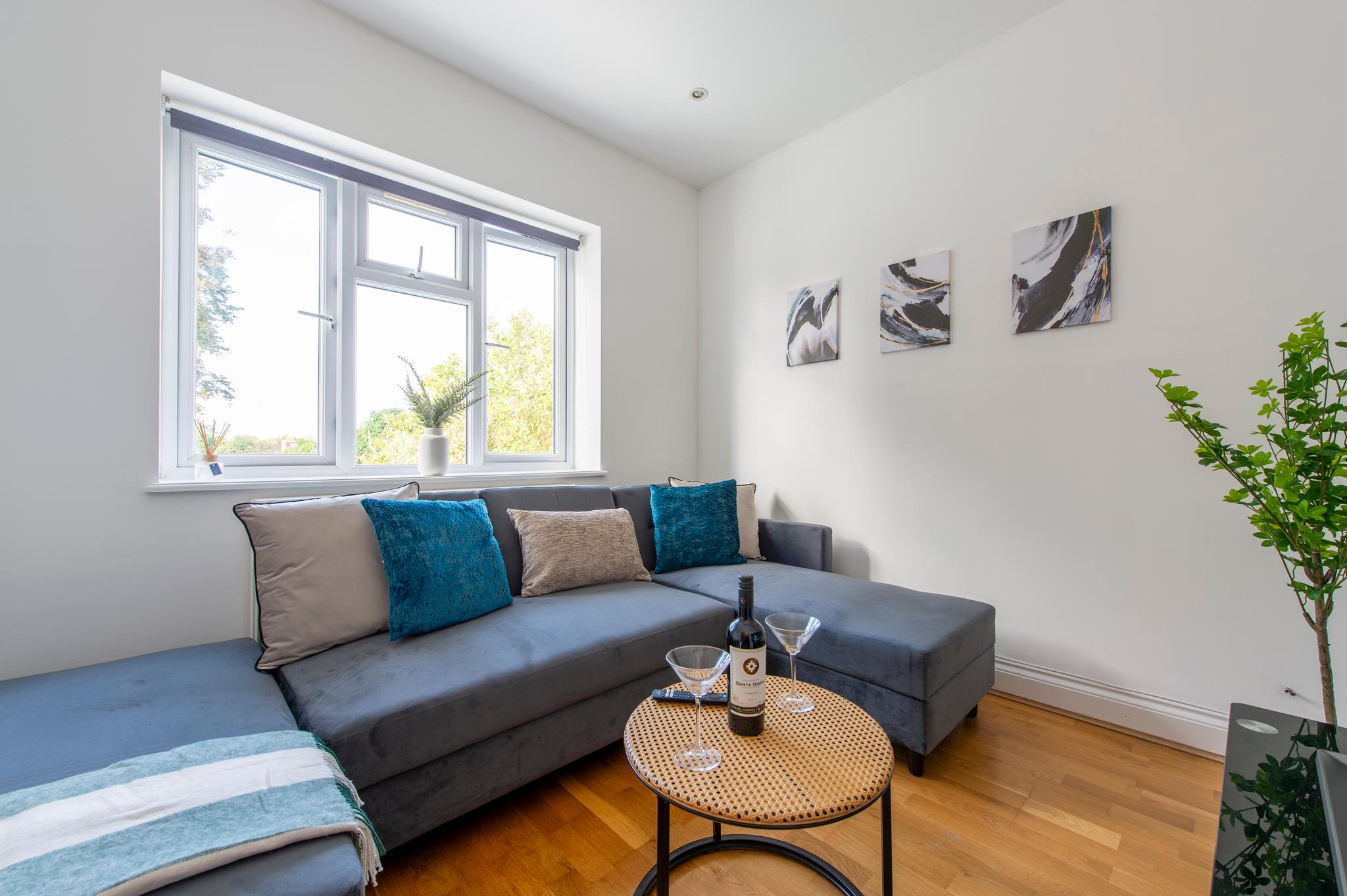 Ealing Gem 3 Bath, 2 En-Suite Flat w/Parking1