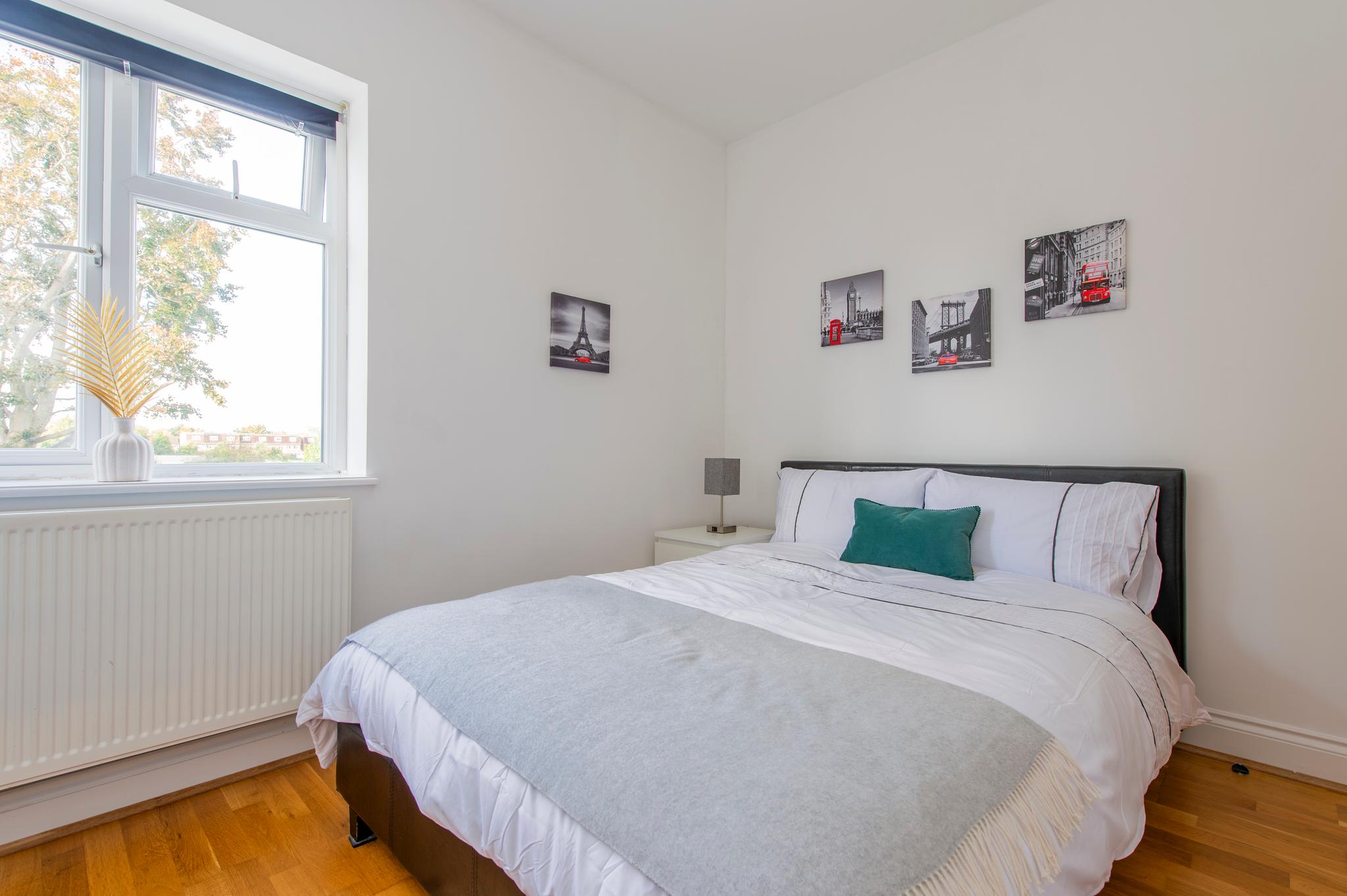 Ealing Gem 3 Bath, 2 En-Suite Flat w/Parking5