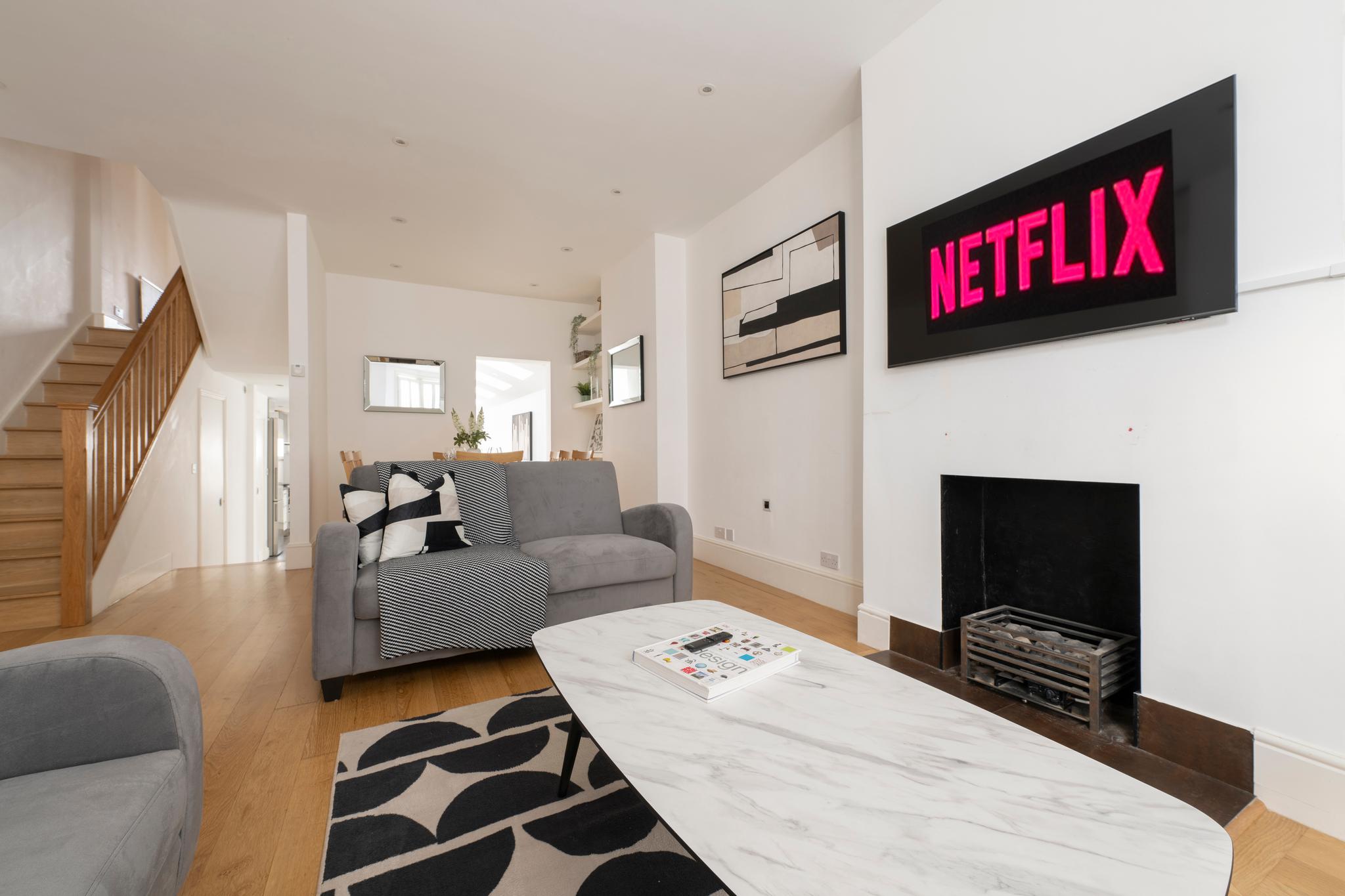 Fulham Spacious & Luxe House w/ Parking & Garden6