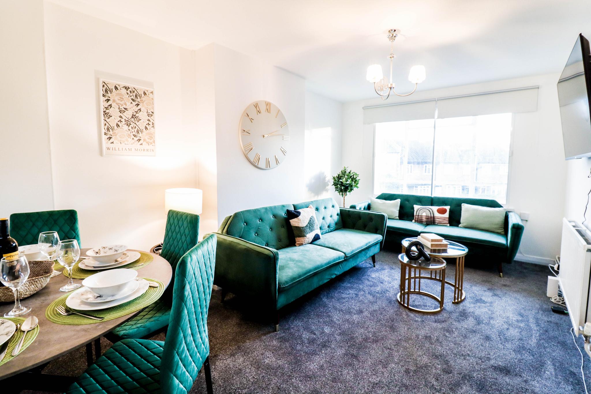 Lovely 3 Bedroom Maisonette!2