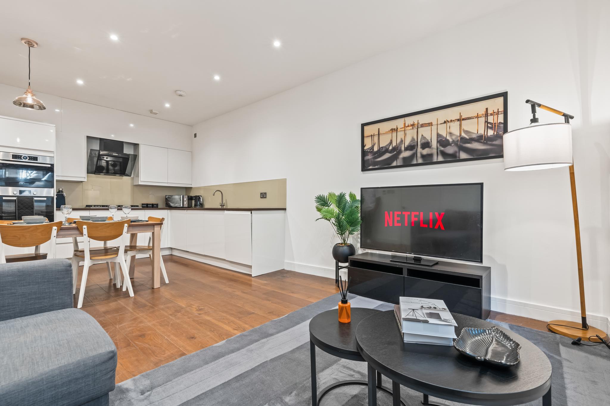 Spacious & Modern 2 Bed Apt1