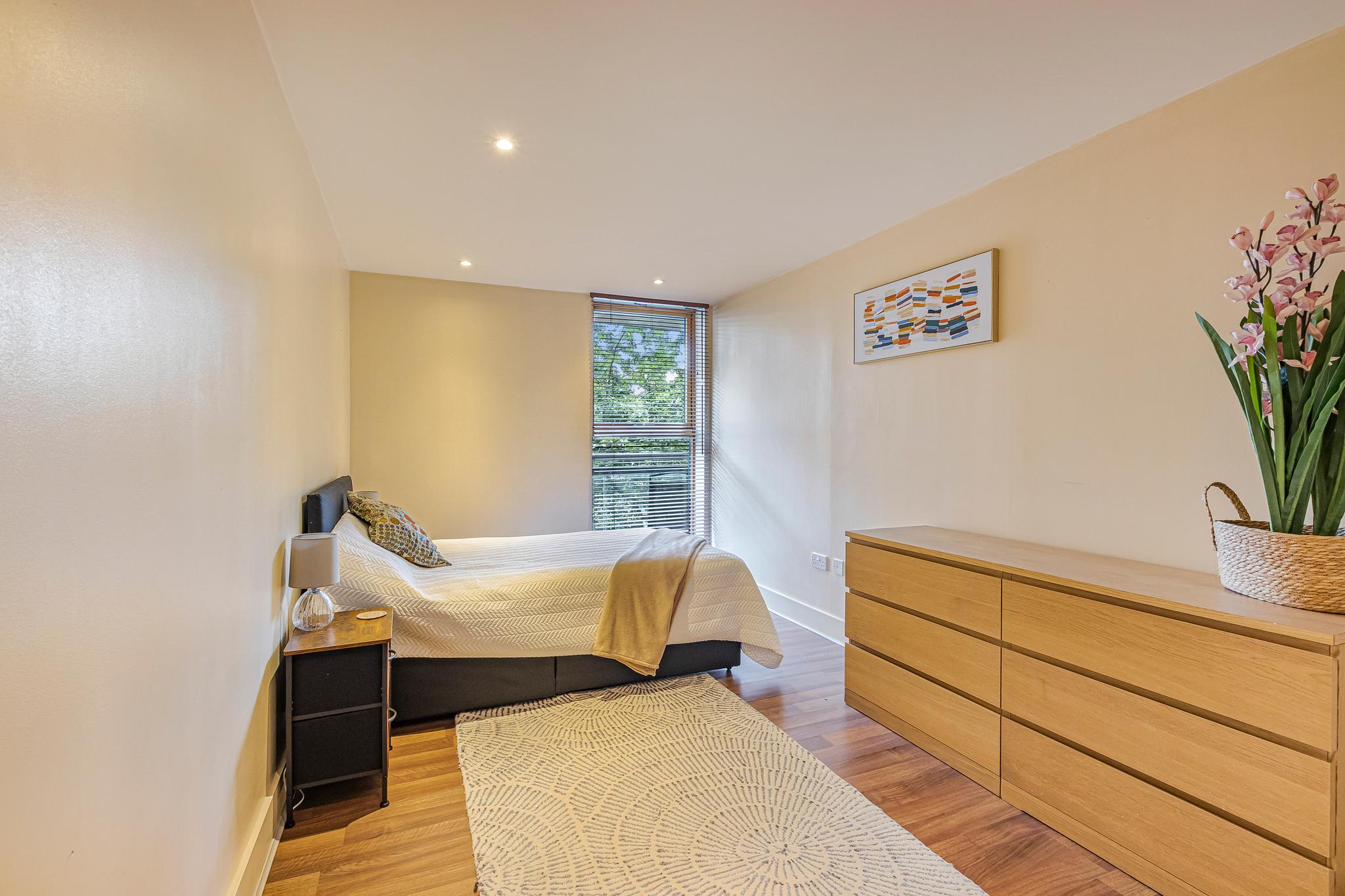 Bright 1-Bedroom Apartment in E146