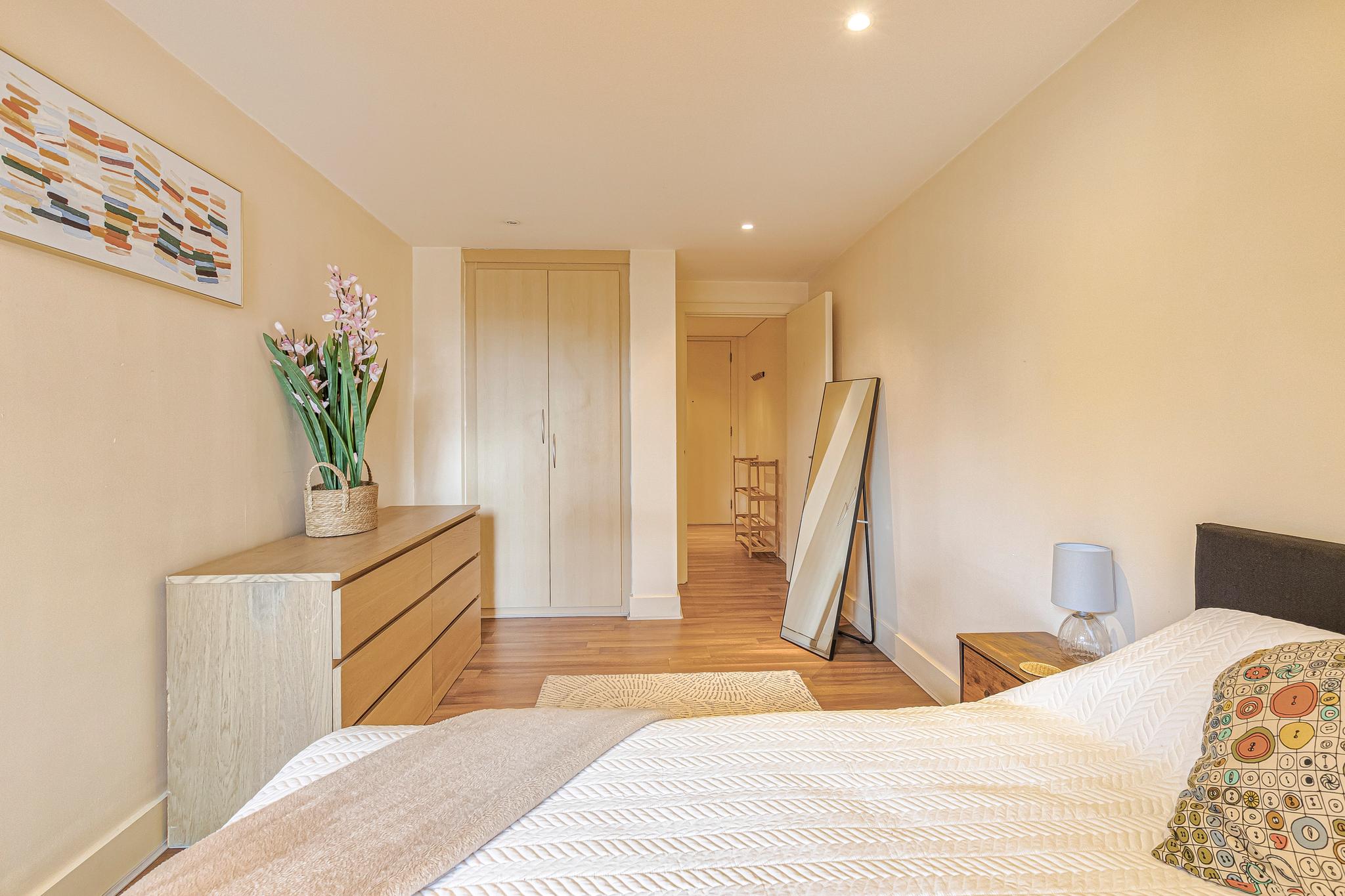 Bright 1-Bedroom Apartment in E143