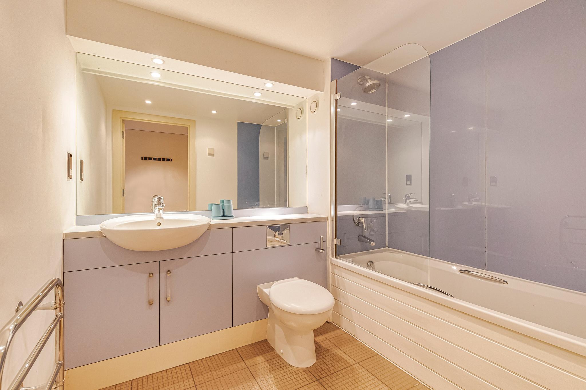 Bright 1-Bedroom Apartment in E144