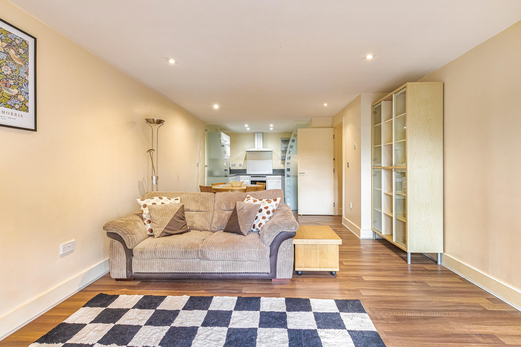Bright 1-Bedroom Apartment in E142