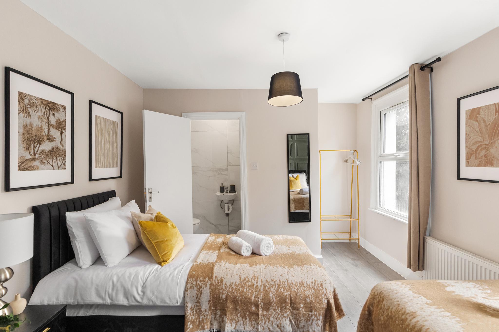Spacious Gem Easy & Fast access to Central London6