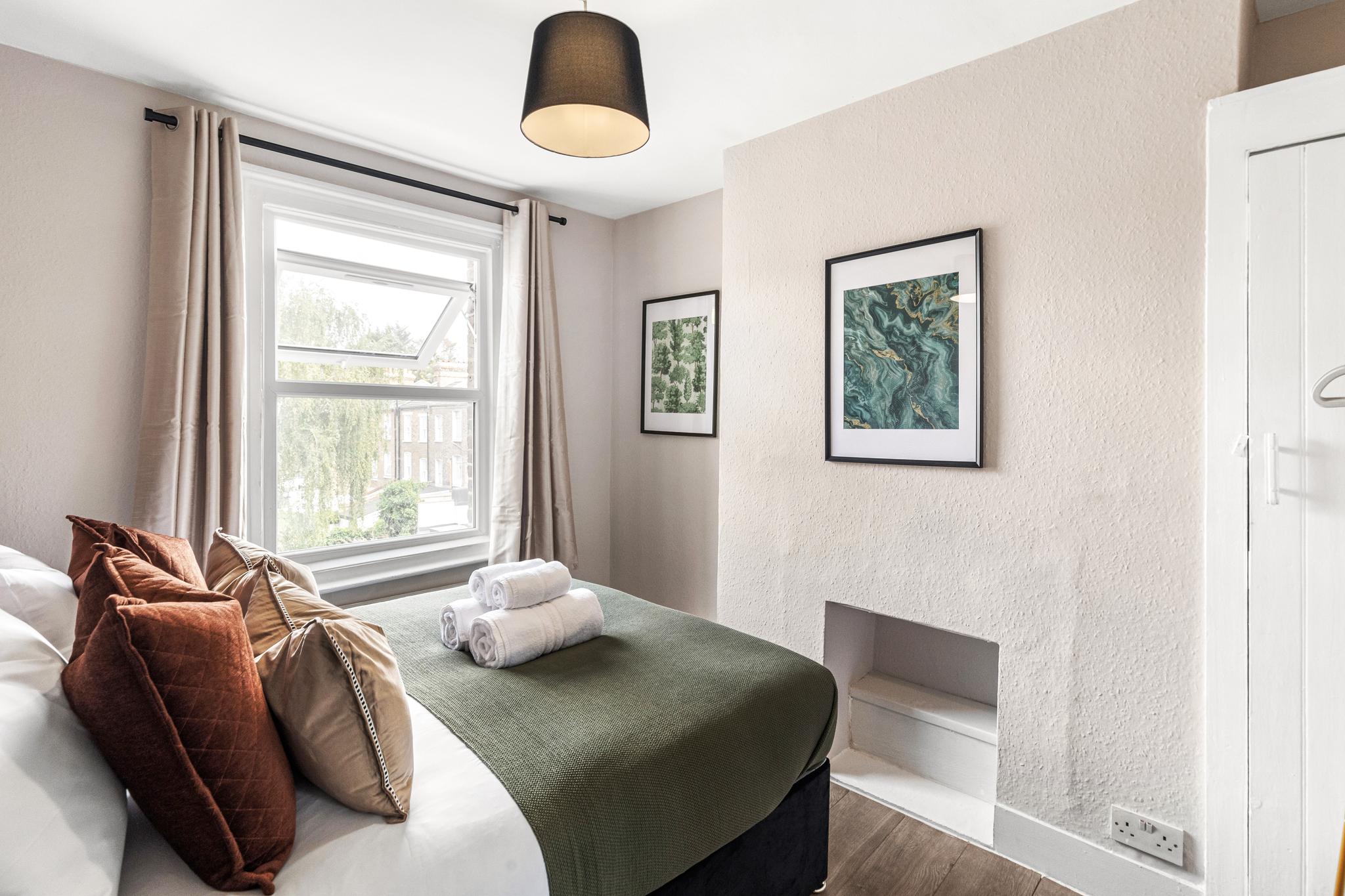 Spacious Gem Easy & Fast access to Central London1
