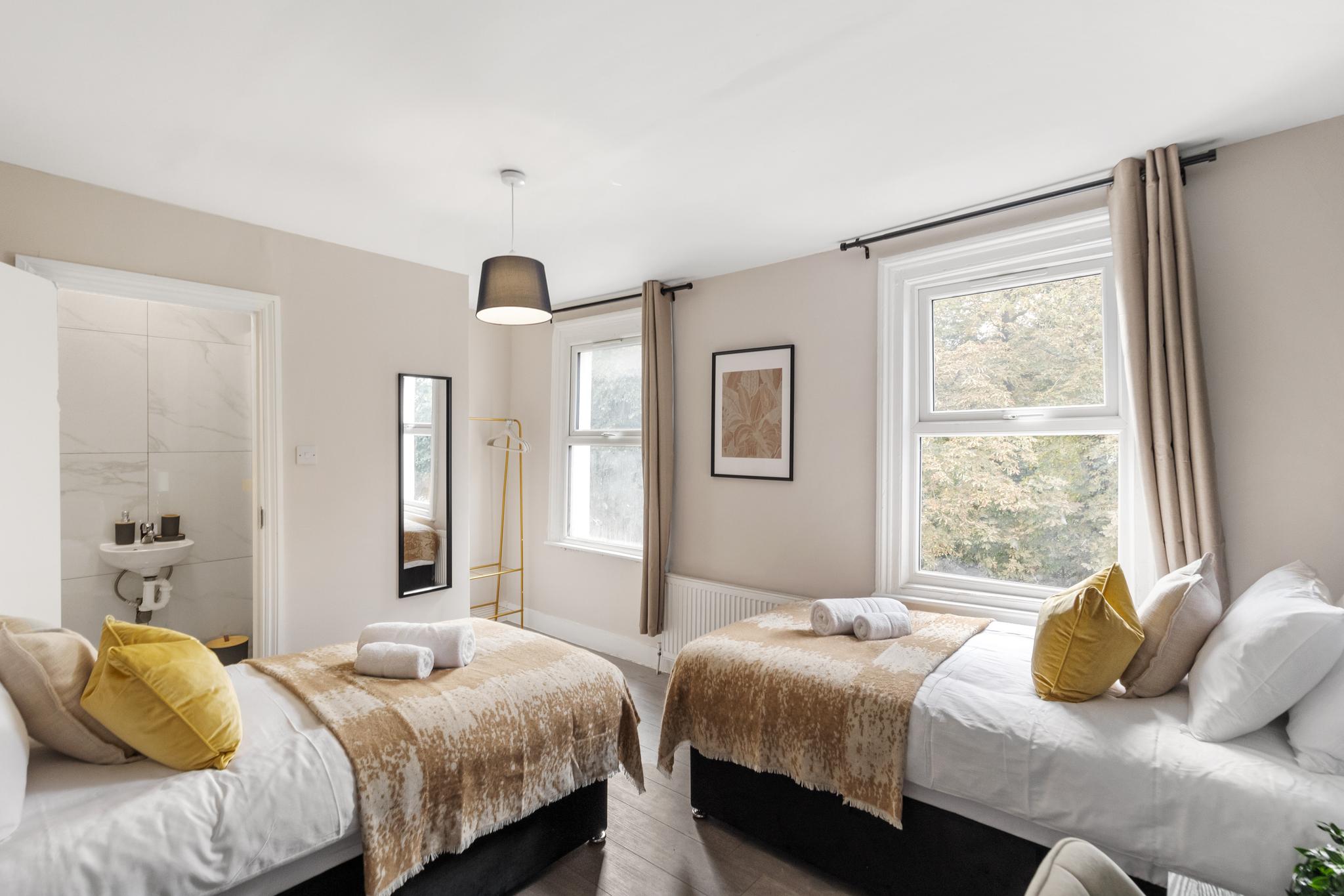 Spacious Gem Easy & Fast access to Central London5