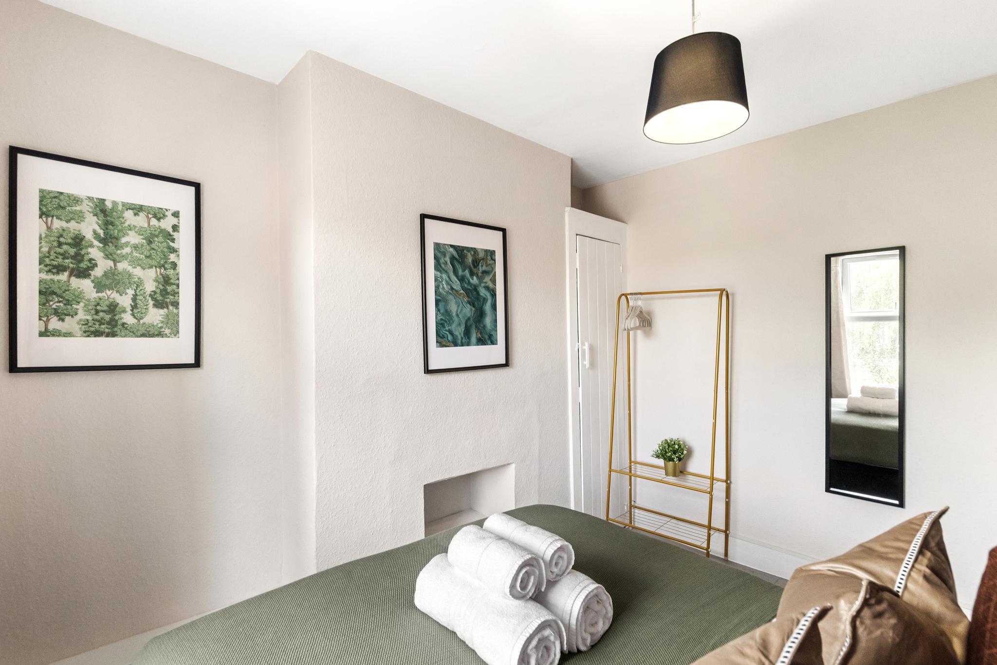 Spacious Gem Easy & Fast access to Central London3