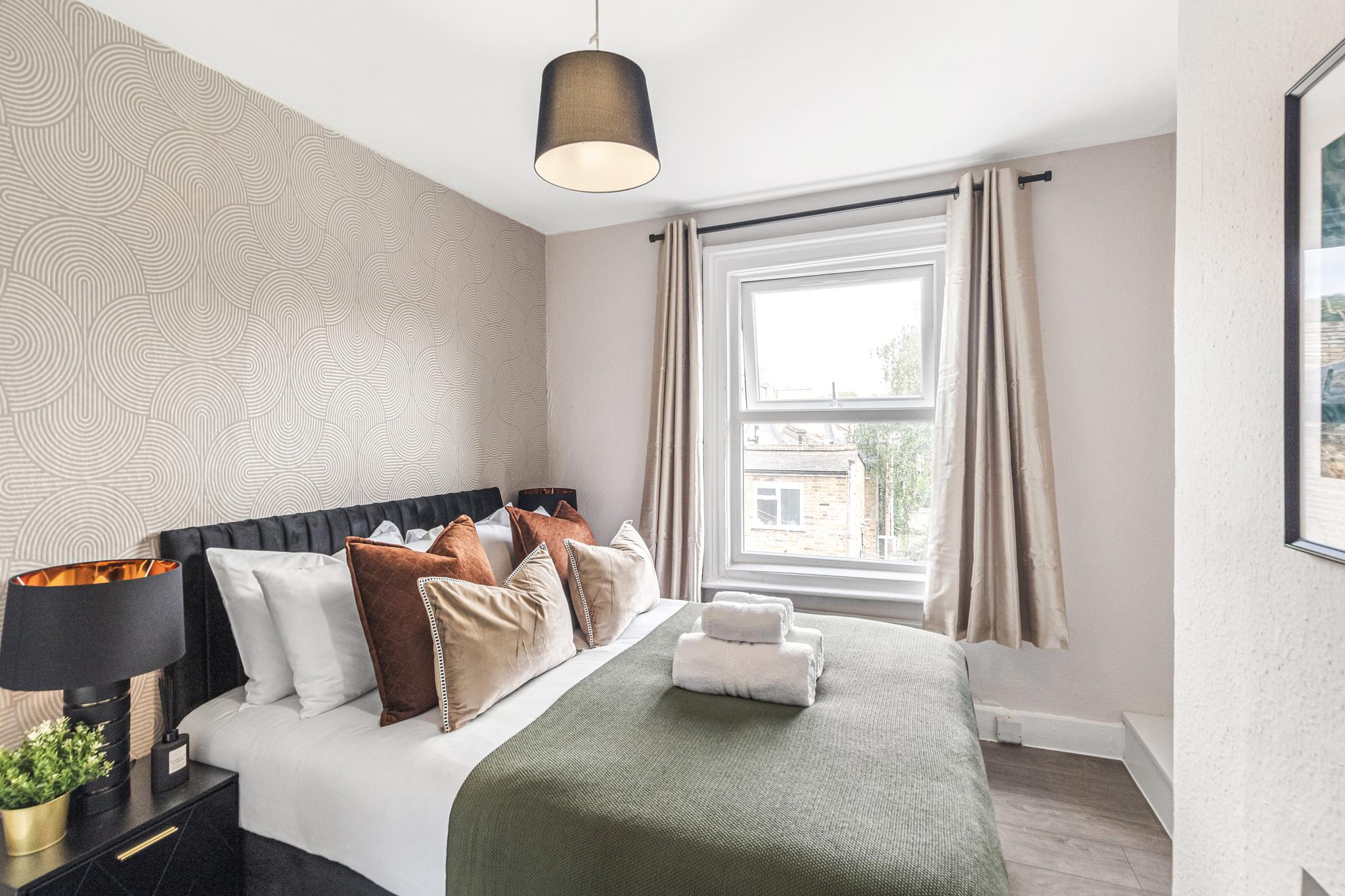 Spacious Gem Easy & Fast access to Central London2