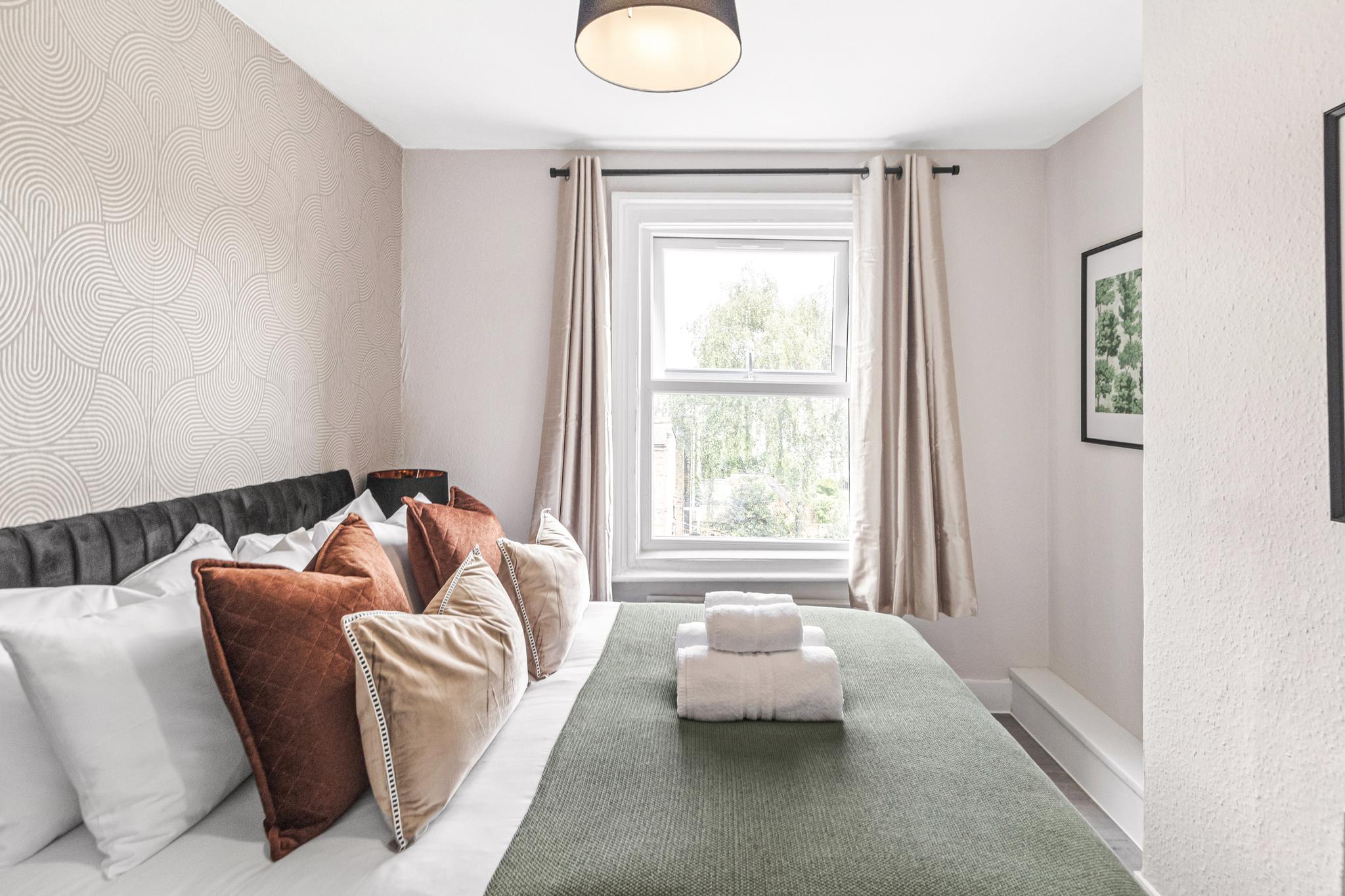 Spacious Gem Easy & Fast access to Central London4