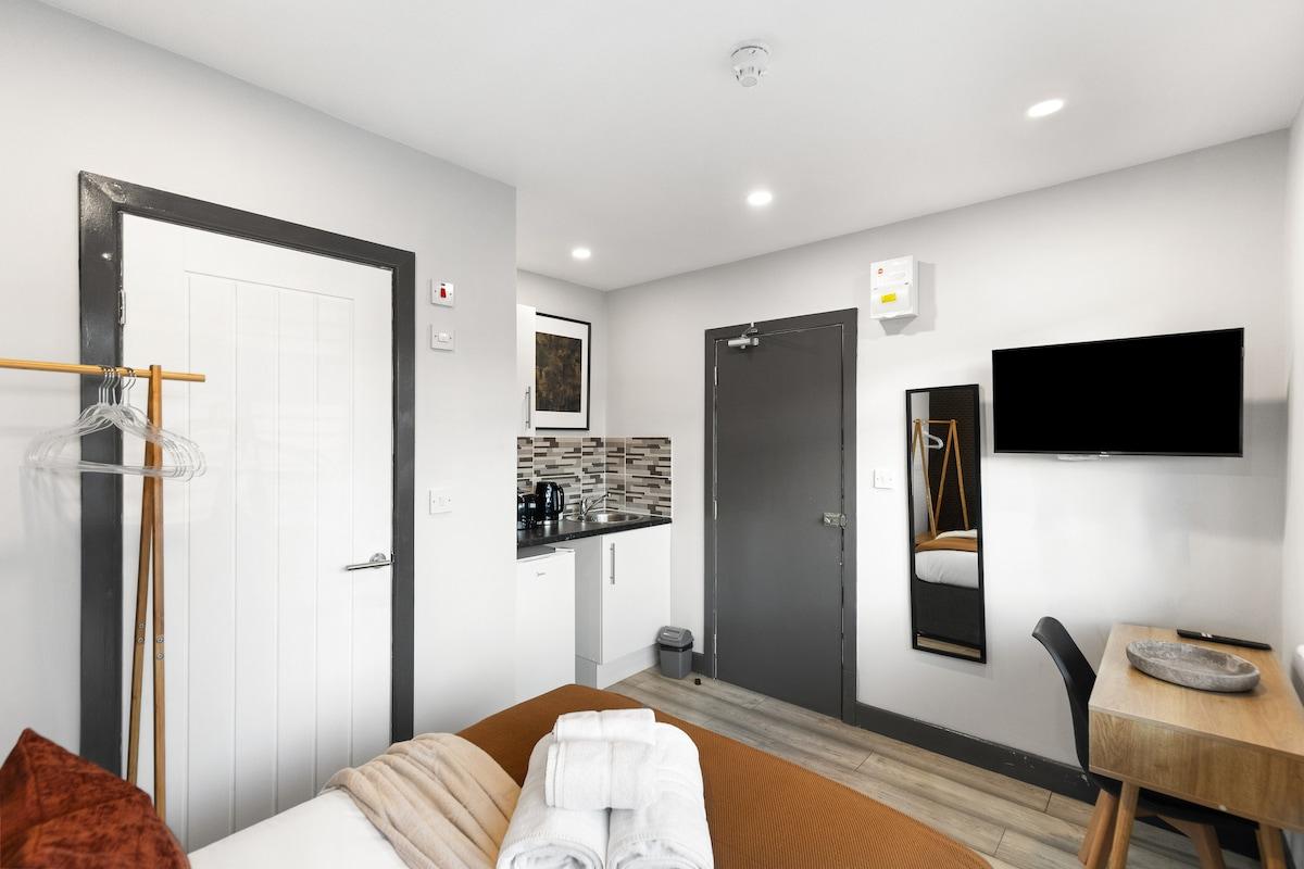 Comfy Room + Parking Fast Access to Central London3