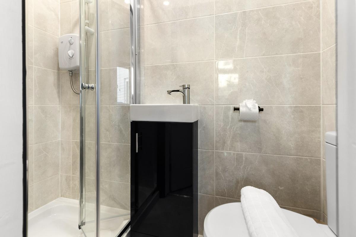 Comfy Room + Parking Fast Access to Central London6