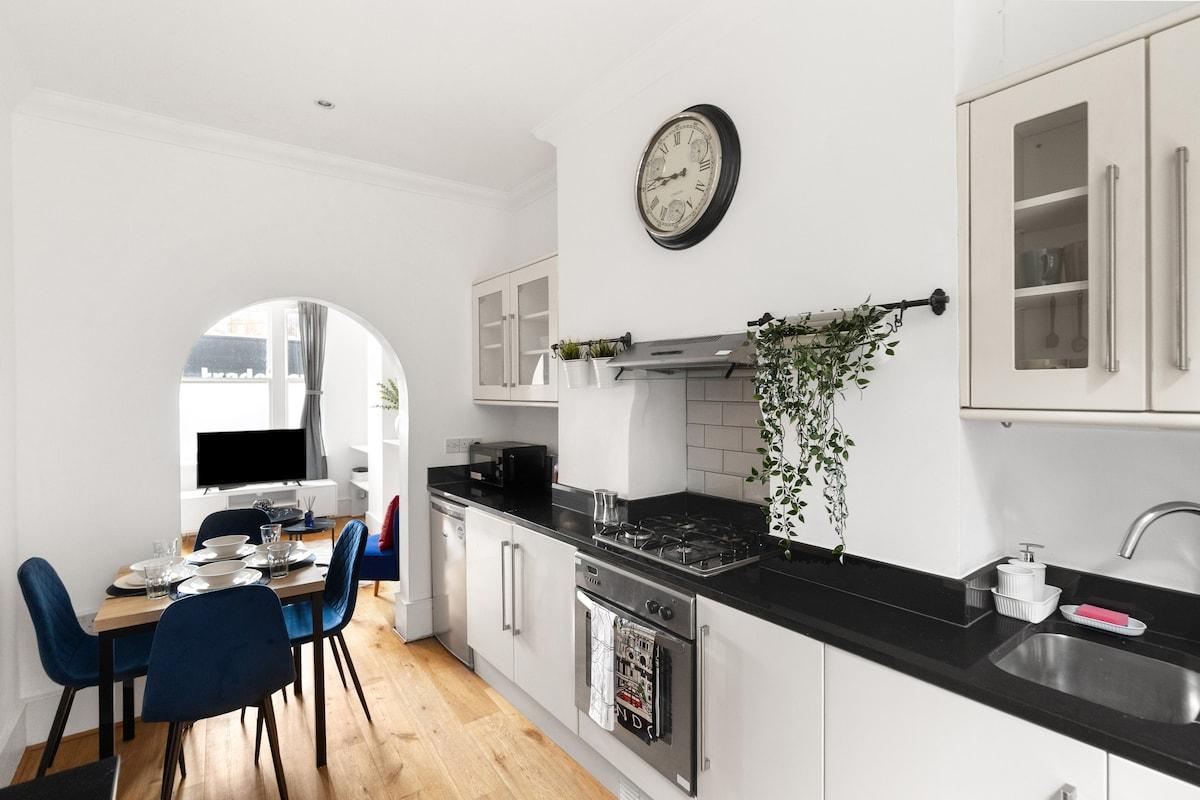 Trendy Split Level Apartment Shepherd Bush +Garden4
