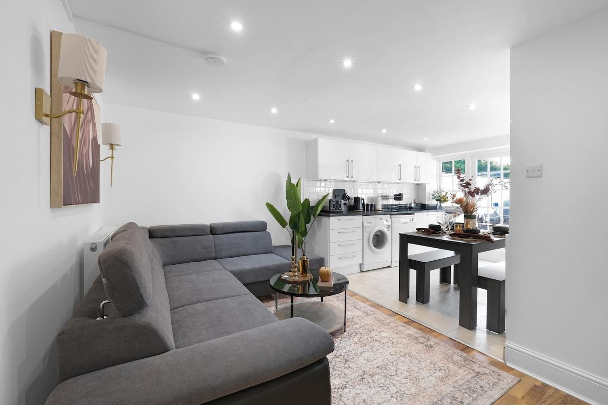 Luxury 3BR 2BA w/Hot Tub & Garden by King's Cross1
