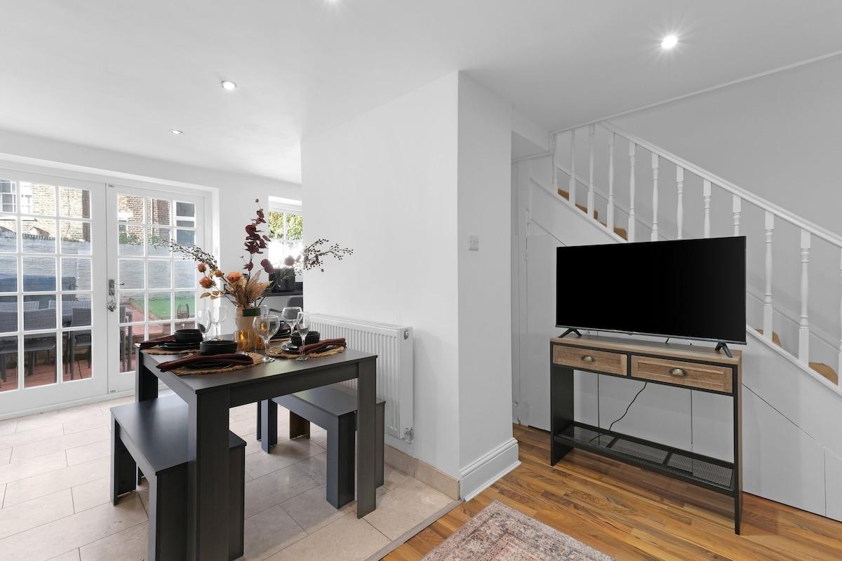 Luxury 3BR 2BA w/Hot Tub & Garden by King's Cross4
