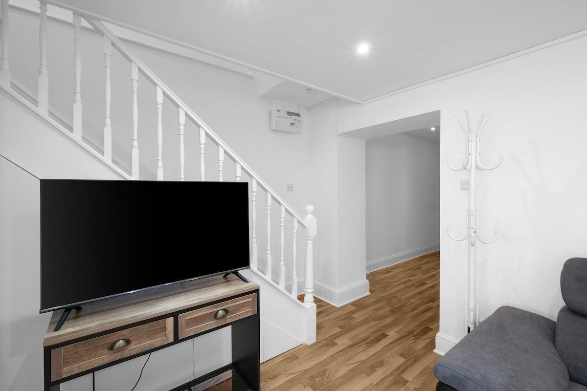 Luxury 3BR 2BA w/Hot Tub & Garden by King's Cross5