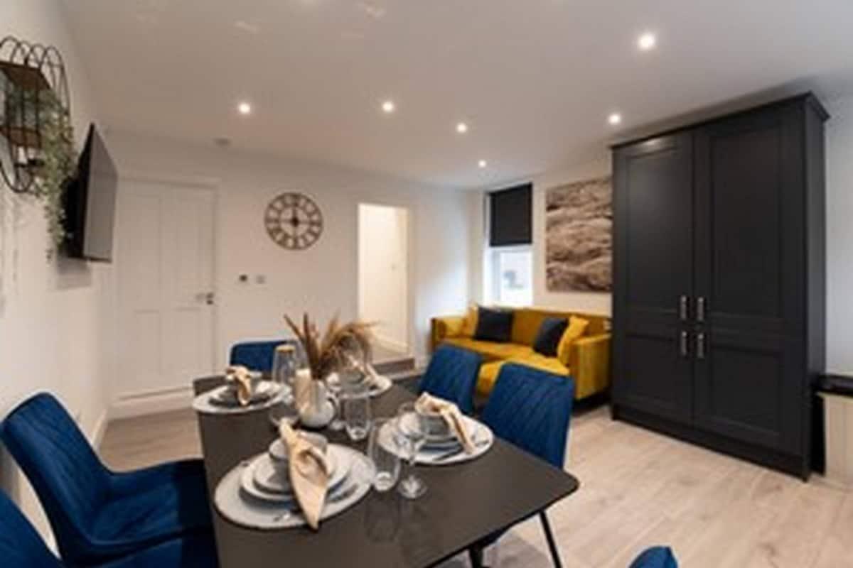 Woodside Park 3 Bedroom and 1 Bathroom Apt. A2