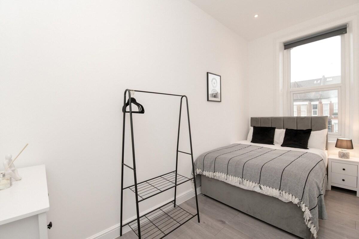 Woodside Park 3 Bedroom and 1 Bathroom Apt. A6