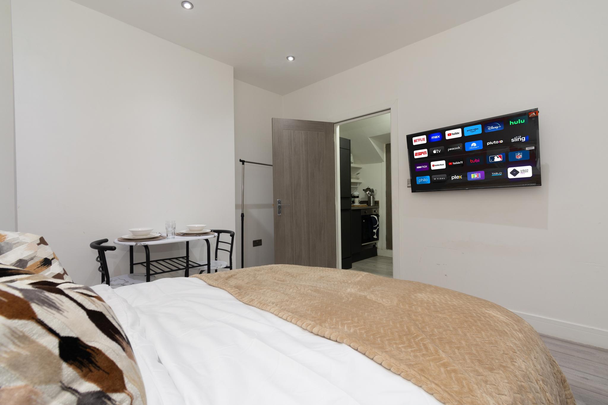 Elite Penthouse Studio! 5 mins to Tooting Train4