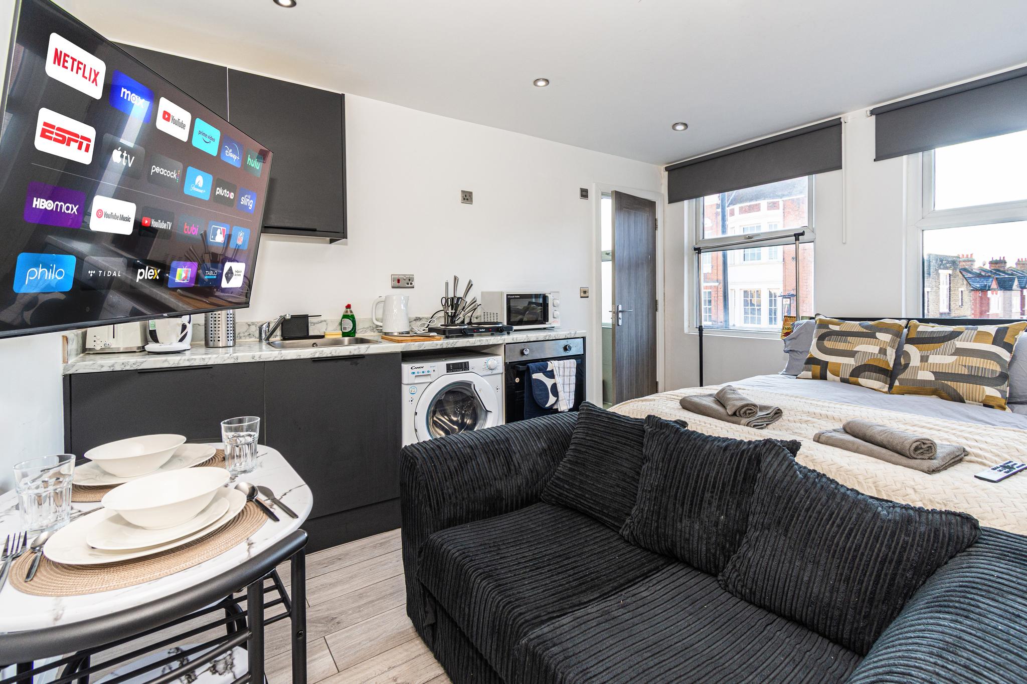 Elite Penthouse Studio! 5 mins to Tooting Train2