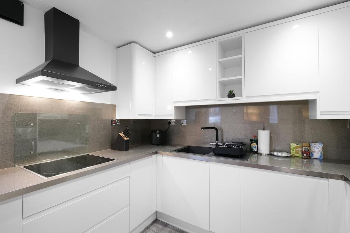 Modern 1 Bedroom Apt. in Streatham with Parking4
