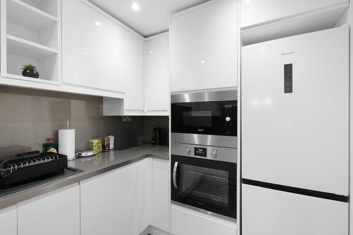 Modern 1 Bedroom Apt. in Streatham with Parking5