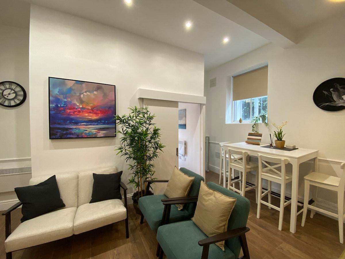 Modern 2BR Apartment 02 with Parking in Greenwich1