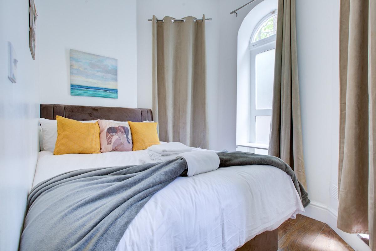 Modern 2BR Apartment 02 with Parking in Greenwich5