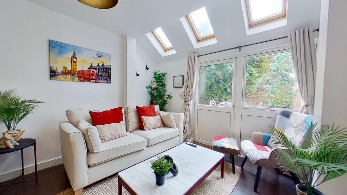 Charming 2-Bedroom Apartment with Netflix & Wi-Fi1