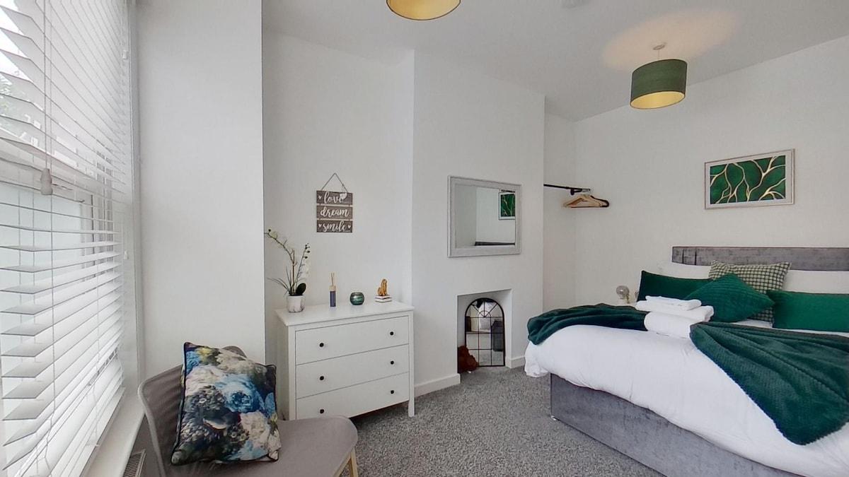 Charming 2-Bedroom Apartment with Netflix & Wi-Fi5