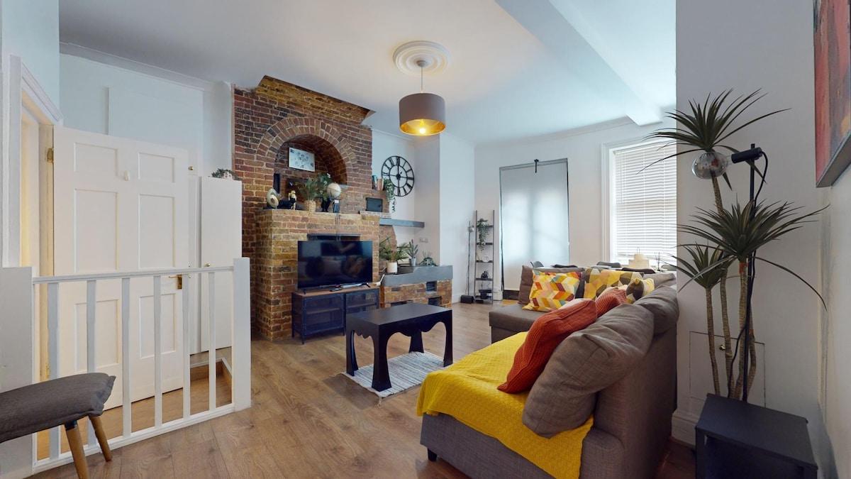Modern 2 Bedroom Apt. 01 with Parking in Greenwich2