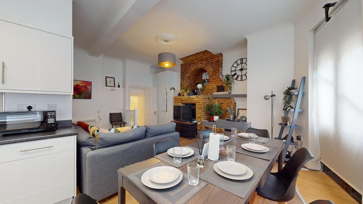 Modern 2 Bedroom Apt. 01 with Parking in Greenwich4