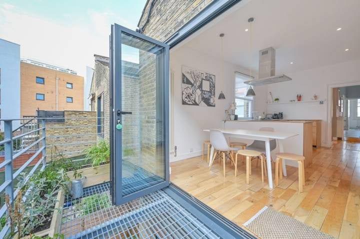 Artistic and Cosy 4 Bed | Modern, Quiet, Sleeps 75