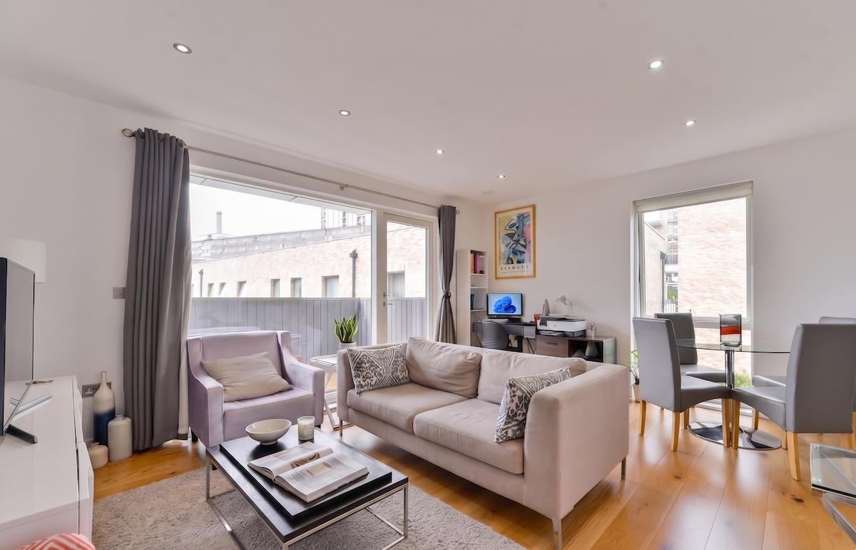Modern & Cosy 2 Bed - Lift Access, Zone1, Balcony1