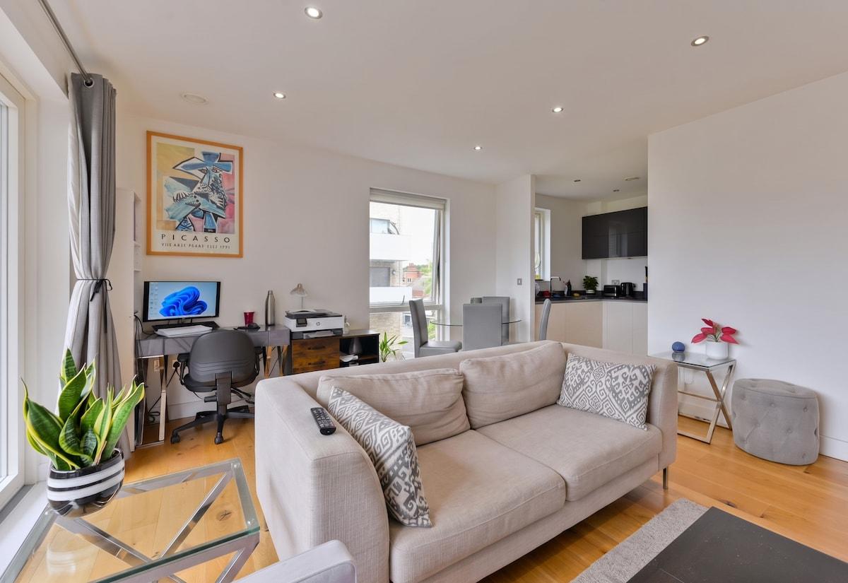 Modern & Cosy 2 Bed - Lift Access, Zone1, Balcony2