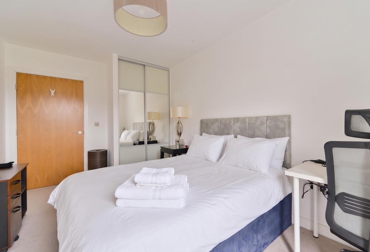 Modern & Cosy 2 Bed - Lift Access, Zone1, Balcony6