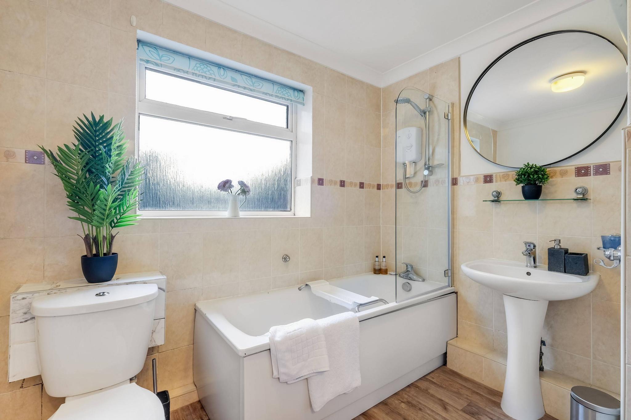 Modern One Bedroom House, Welsh Harp, NW London6