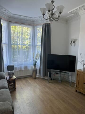 2-Bedroom Apartment with Private Garden near Wimbledon Station | On Site Stays Wimbledon3