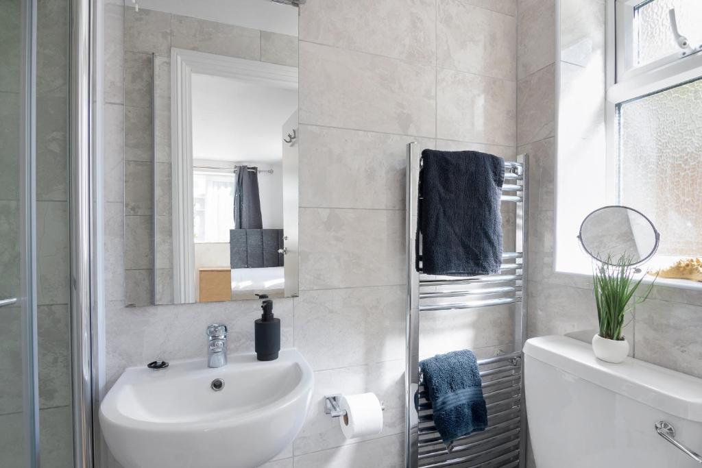 2-Bedroom Apartment with Private Garden near Wimbledon Station | On Site Stays Wimbledon4