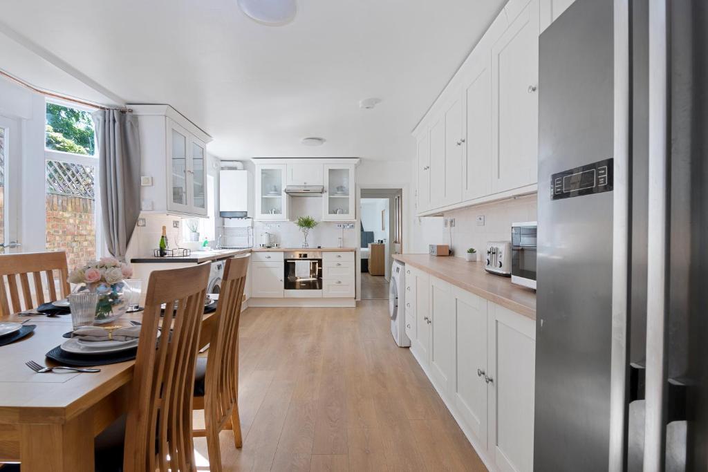 2-Bedroom Apartment with Private Garden near Wimbledon Station | On Site Stays Wimbledon6