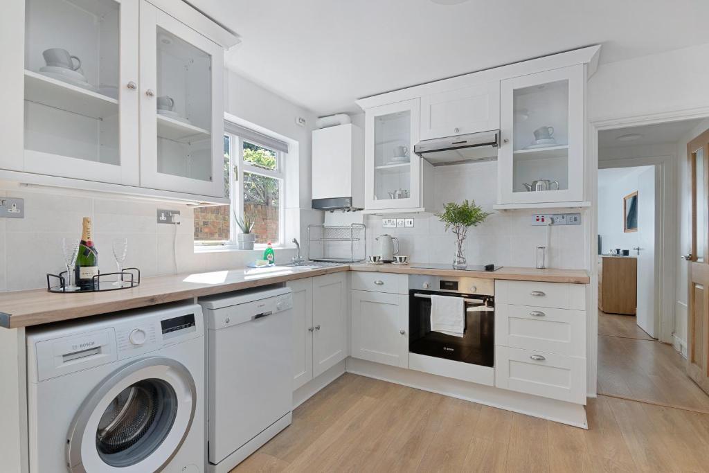 2-Bedroom Apartment with Private Garden near Wimbledon Station | On Site Stays Wimbledon5