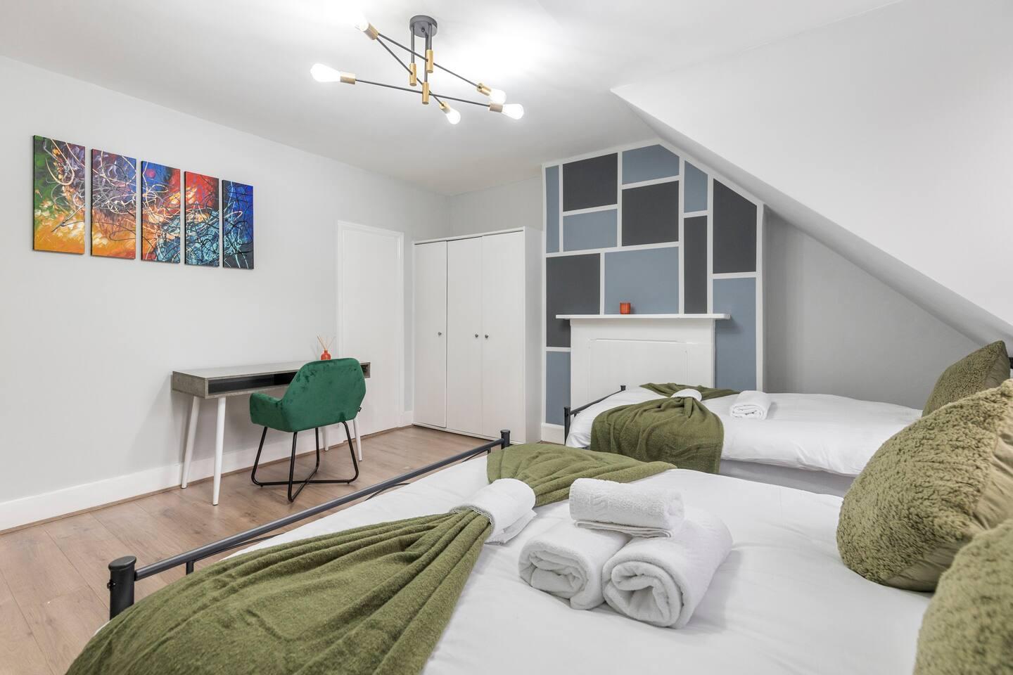 Crystal Palace Stylish Gem Slp 4 Next to Transport4