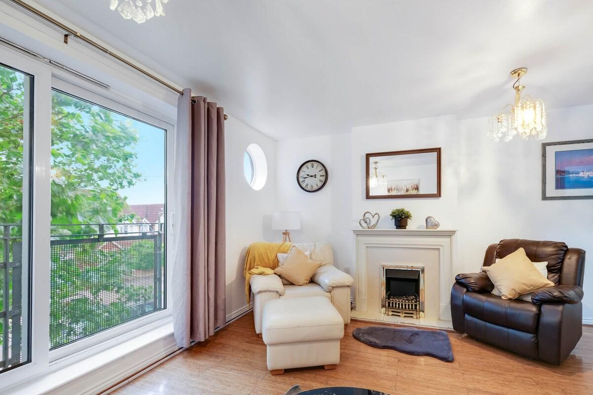 Delightful 4 bedroom House Thamesmead West1