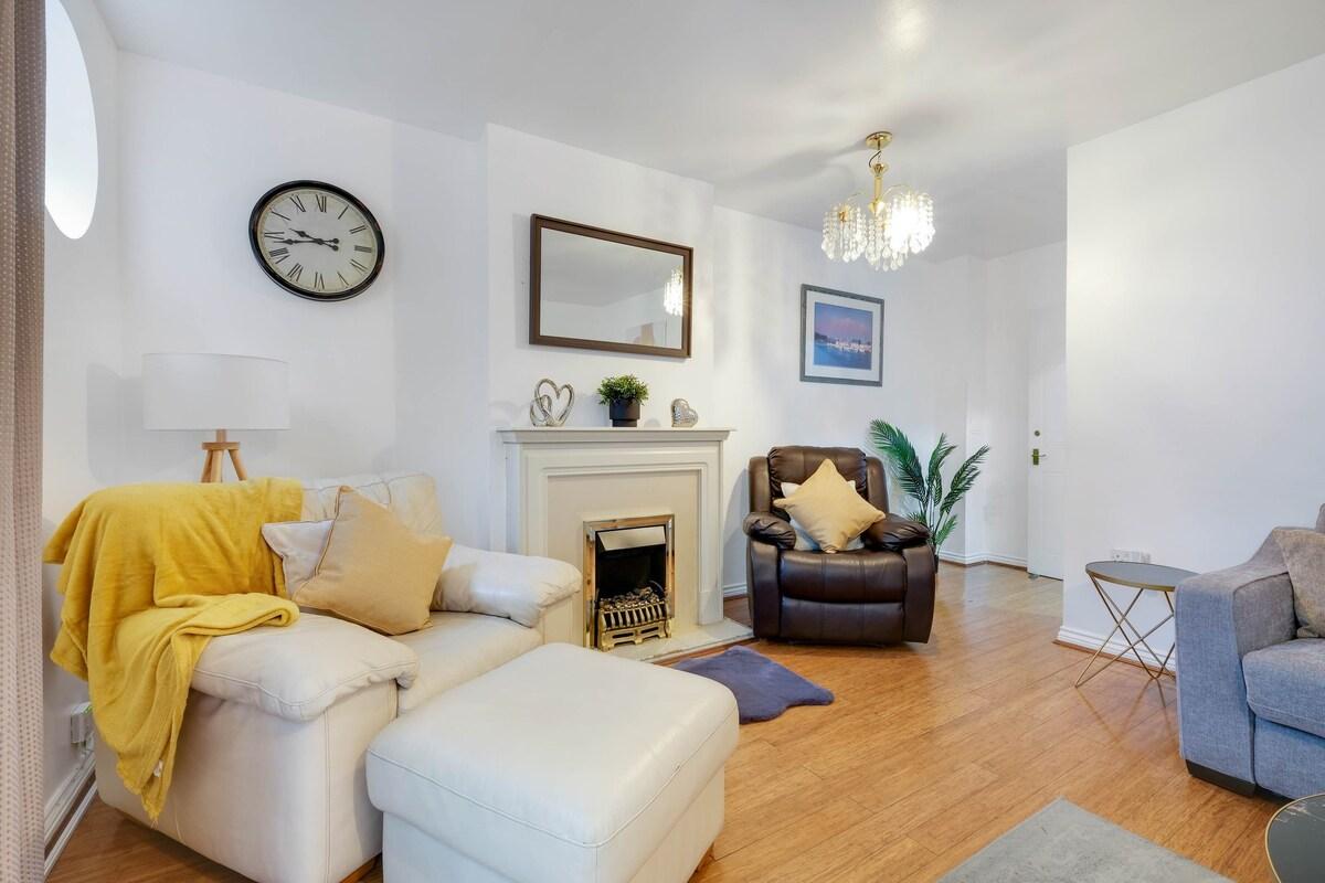 Delightful 4 bedroom House Thamesmead West2