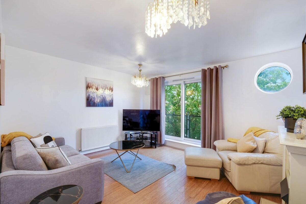 Delightful 4 bedroom House Thamesmead West3