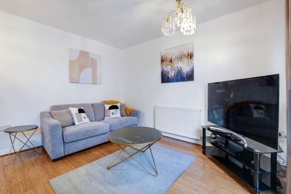 Delightful 4 bedroom House Thamesmead West4