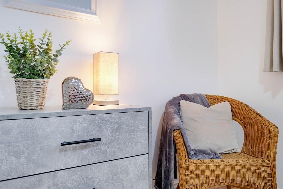 Delightful 4 bedroom House Thamesmead West6