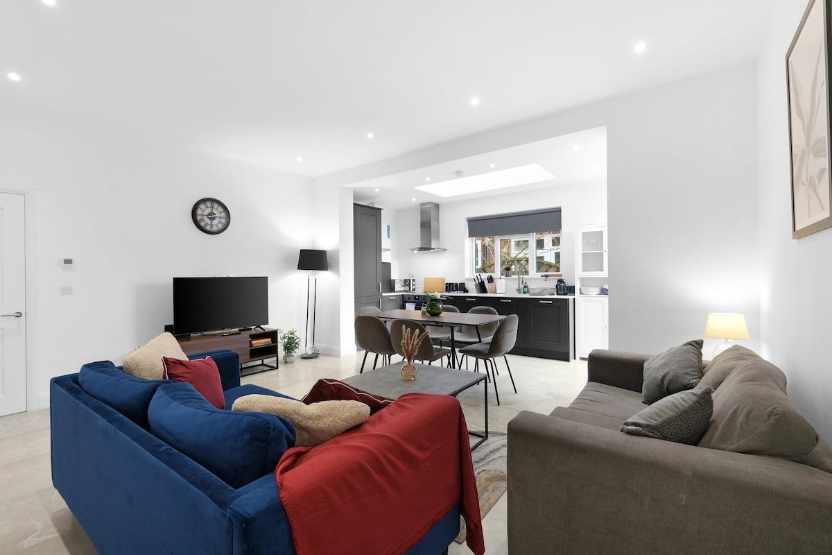 Modern 4 Beds Apt. in London with Parking + Garden1
