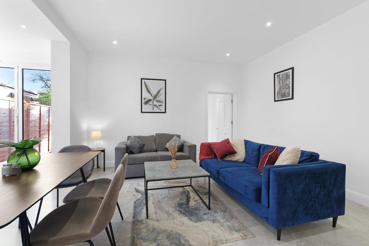 Modern 4 Beds Apt. in London with Parking + Garden2